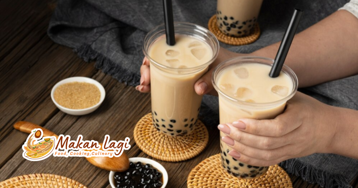 Minuman Kekinian yang Tetap Hits Boba Milk Tea Boba Milk Tea dingin dalam cup transparan dengan sedotan besar