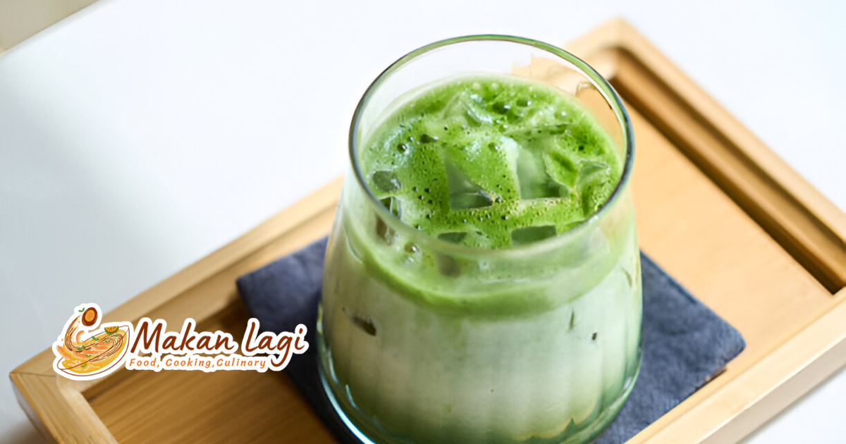 Es Matcha Latte Tren Minuman Sehat dan Segar Es matcha latte hijau cerah dengan es batu dalam gelas kaca