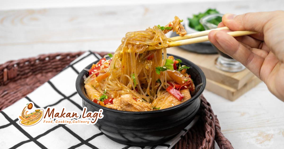 Tren Menu Diet dengan olahan mie shirataki Olahan mie shirataki low carb dengan topping ayam